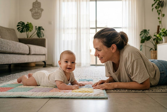 זמן בטן לפי גיל: כמה, מתי ואיך הופכים את זה לנעים